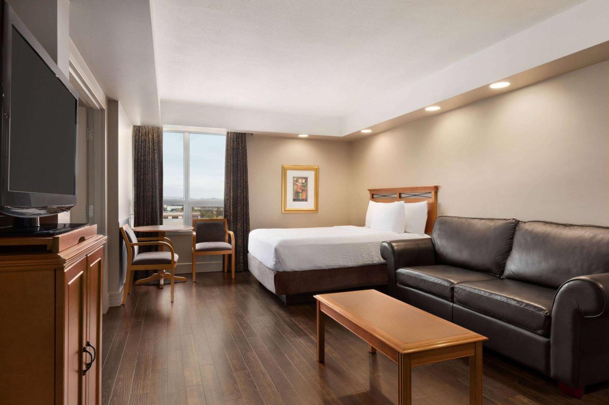 Royal Hotel Calgary, Trademark Collection By Wyndham Экстерьер фото